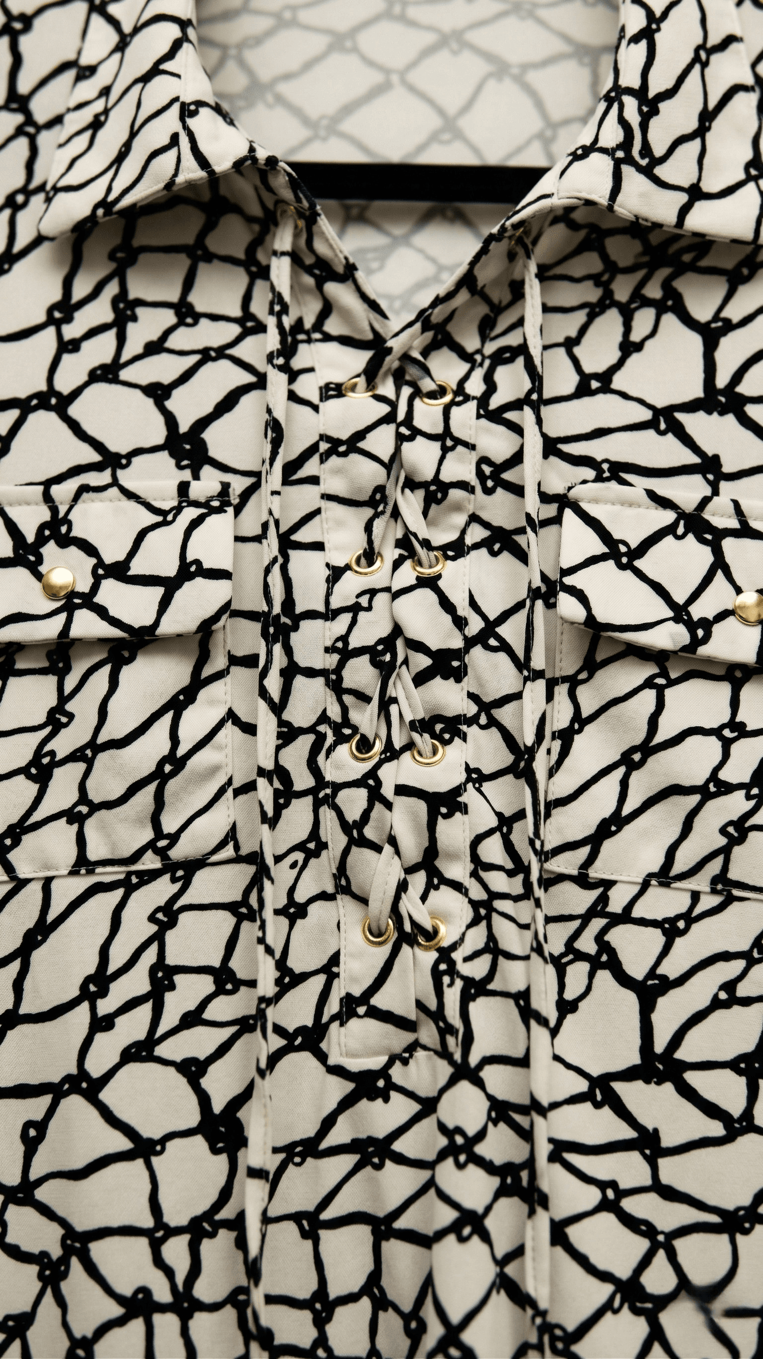 Camisa Estampada con Detalle de Agujetas 2